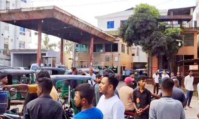 গ্যাস সংকটে পাম্প বন্ধ, সিলেট-তামাবিল সড়ক অবরোধ করে বিক্ষোভ