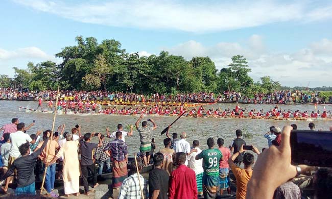 সিলেটের বিয়ানীবাজারে উৎসবমুখর পরিবেশে নৌকাবাইচ অনুষ্ঠিত