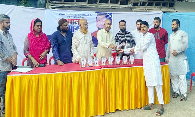 মজুমদারী বয়েজ ক্লাব ও কাউন্সিলর প্রার্থী এবি মজুমদার’র উদ্যোগে এসএসসি ও সমমান পরীক্ষায় উত্তীর্ণ কৃতি শিক্ষার্থীদের সংবর্ধনা
