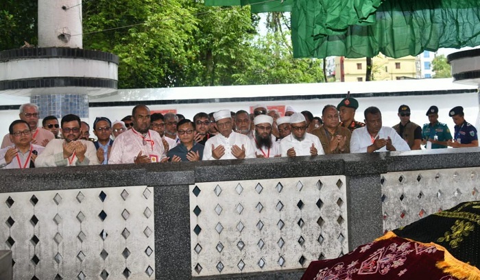 সিলেটে এসে দুই ওলির মাজার জিয়ারত করলেন রাষ্ট্রপতি