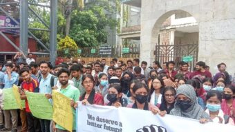সিলেট ইঞ্জিনিয়ারিং কলেজের শিক্ষার্থীদের কোর্ট পয়েন্টে অবস্থান
