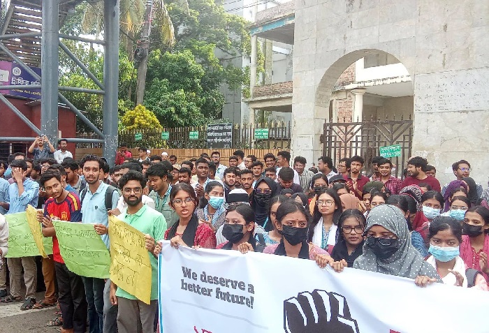 সিলেট ইঞ্জিনিয়ারিং কলেজের শিক্ষার্থীদের কোর্ট পয়েন্টে অবস্থান