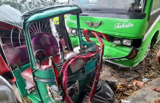 শ্রীমঙ্গলে বাসের ধাক্কায় প্রাণ গেলো অটোরিকশার তিন যাত্রীর