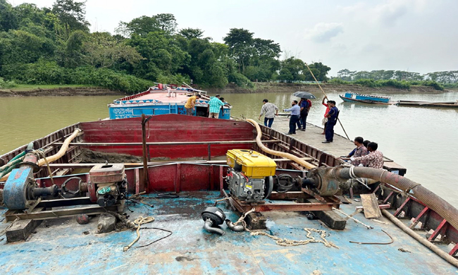 গোয়াইনঘাটে অবৈধ বালু উত্তোলন, ৮ ড্রেজার ধ্বংস