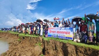 অবৈধ বালু উত্তোলন বন্ধের দাবিতে গোয়াইনঘাটে মানববন্ধন