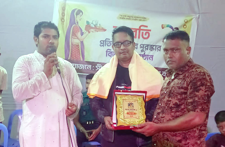 সাংবাদিক এম এ মালেক’কে সম্মাননা প্রদান