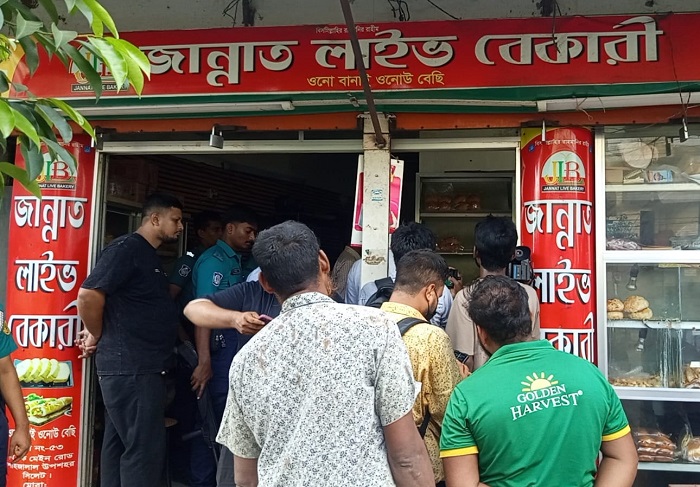 সিলেটে পচা ফল দিয়ে জুস, পোড়া তেলে খাবার: পাঁচ প্রতিষ্ঠানকে জরিমানা