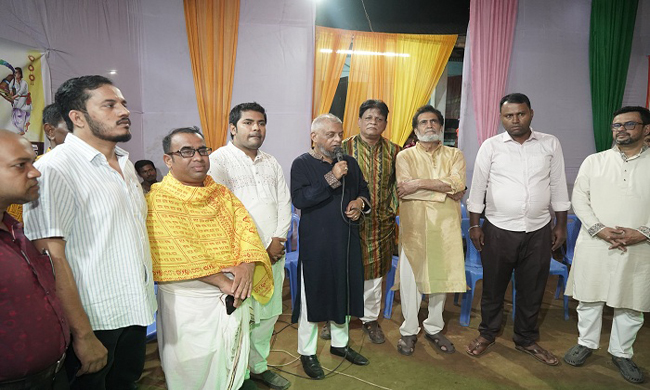 দুর্গাপূজাকে নির্বিঘ্ন করতে সরকার সর্বাত্মক সহযোগিতা দিয়েছে: শ্রমমন্ত্রী