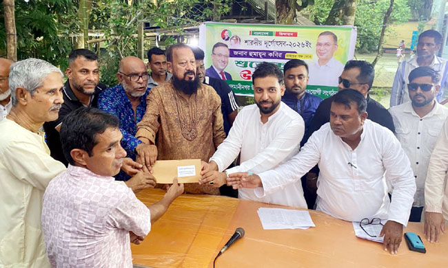 ওসমানীনগরে পুজা মন্ডপে পররাস্ট্র প্রতিমন্ত্রী-১ হুমায়ূন কবিরের উপহার বিতরন