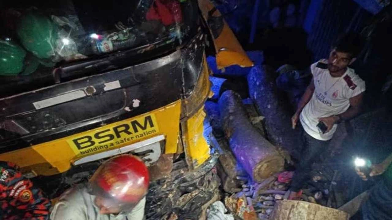 সীতাকুণ্ডে লরি চাপায় নারীসহ নিহত ৫