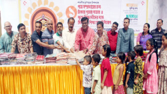 শাশ্বত ৯২ বন্ধু ফোরামের উদ্যোগে ১ টাকায় পূজার বাজার ও বিনামূল্যে শিক্ষাসামগ্রী বিতরণ