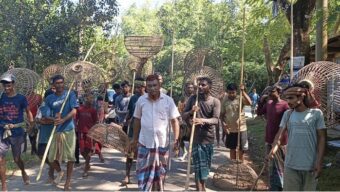 মাছ ধরতে মানুষের ঢল-ধলাই নদীতে পলো বাওয়া উৎসব