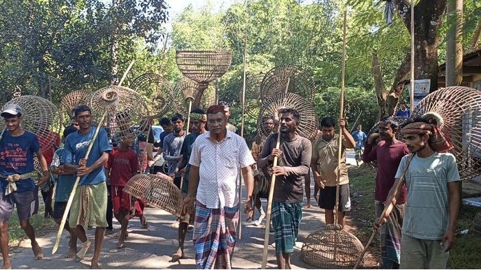 মাছ ধরতে মানুষের ঢল-ধলাই নদীতে পলো বাওয়া উৎসব
