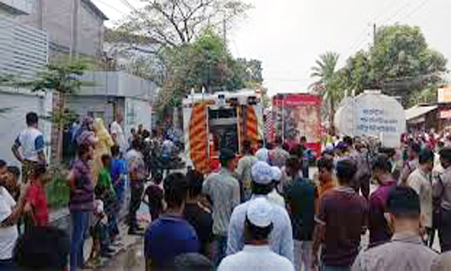 টঙ্গীতে ওষুধ কারখানায় আগুন, নিয়ন্ত্রণে ফায়ার সার্ভিসের ১০ ইউনিট