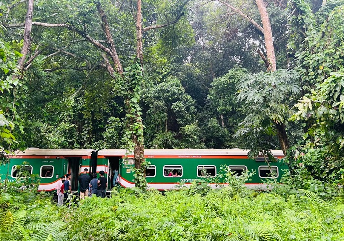 বগির হুক ছিঁড়ে ৪ ঘন্টা লাউয়াছড়ায় আটকা সিলেট থেকে ছেড়ে যাওয়া ট্রেন