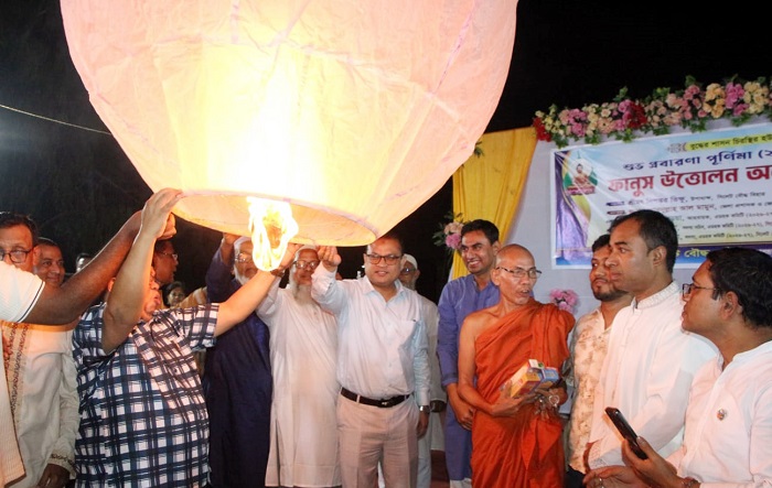 ফানুস উড়িয়ে সিলেট বৌদ্ধ বিহারে প্রবারণা পূর্ণিমা উদযাপন
